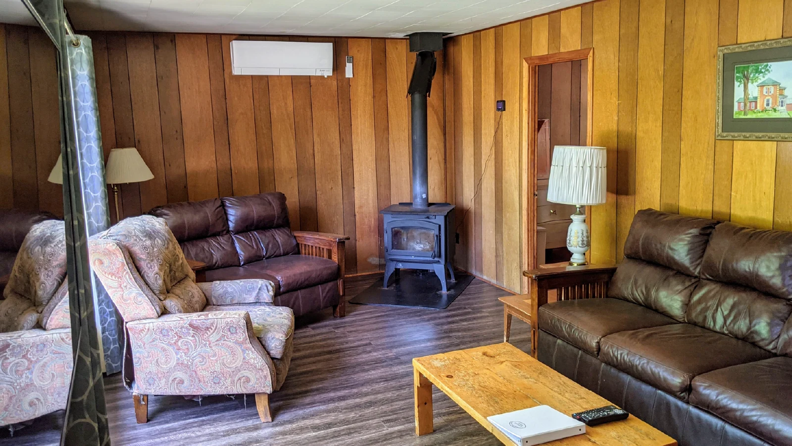 Pigeon-Lake-Resort-Cottage-fourteen-livingroom